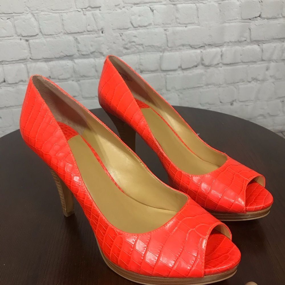 NINE WEST orange snake embossed peep toes 9